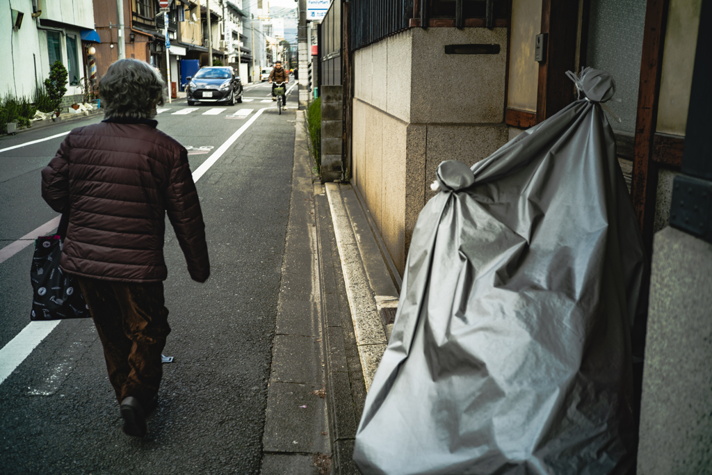 おばあちゃんとバイクカバー