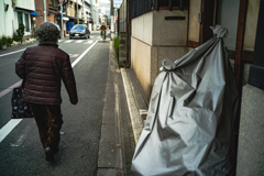 おばあちゃんとバイクカバー