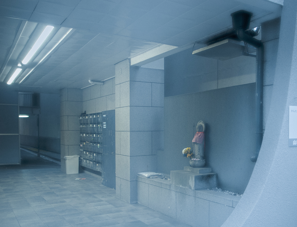 入り口に地蔵がおるマンション