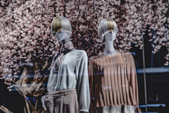 マネキンと枝垂れ桜