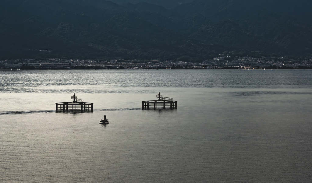 琵琶湖に浮かぶバスボート