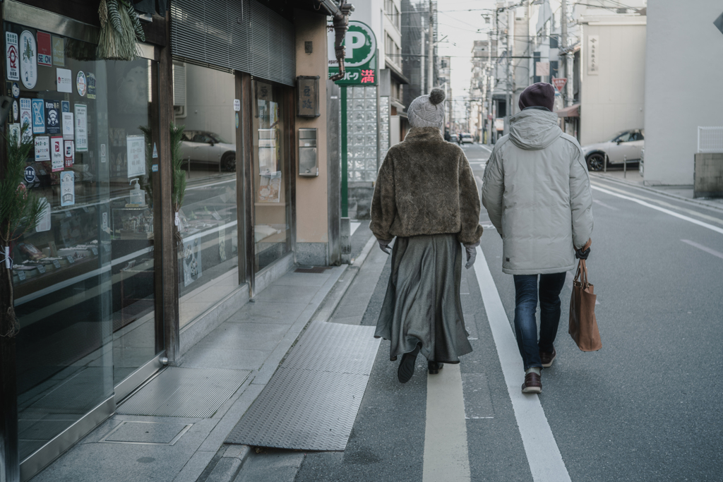 前を歩く夫婦が小綺麗