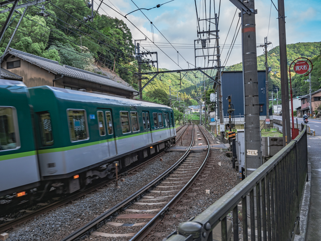 山を越えて行く京阪電車