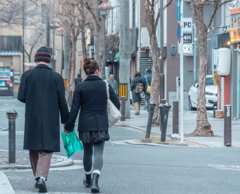 手繋ぎカップルルルル〜♫