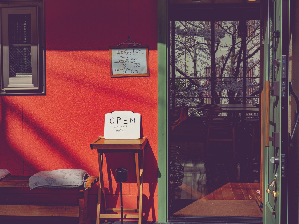 赤い壁のCafe