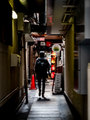 路地を往く人