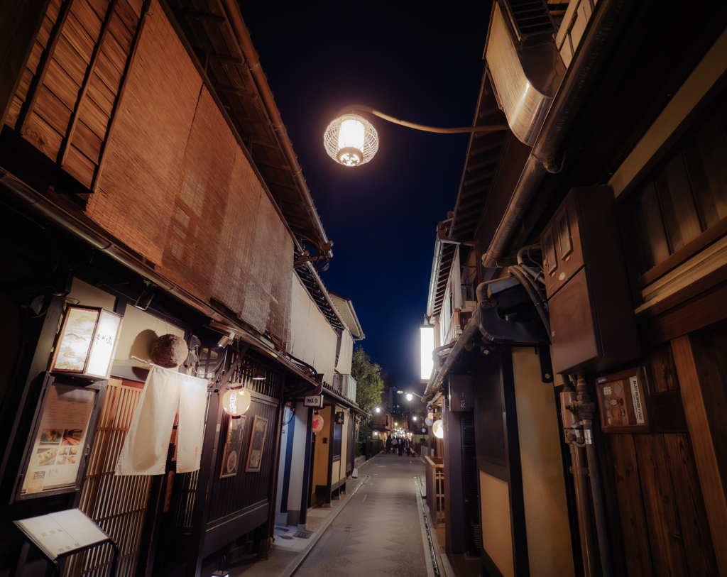 先斗町の夜が始まる