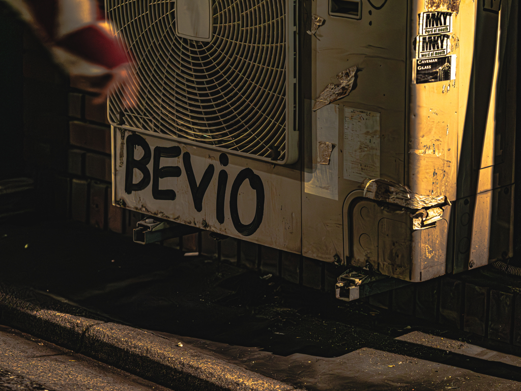 繁華街の室外機