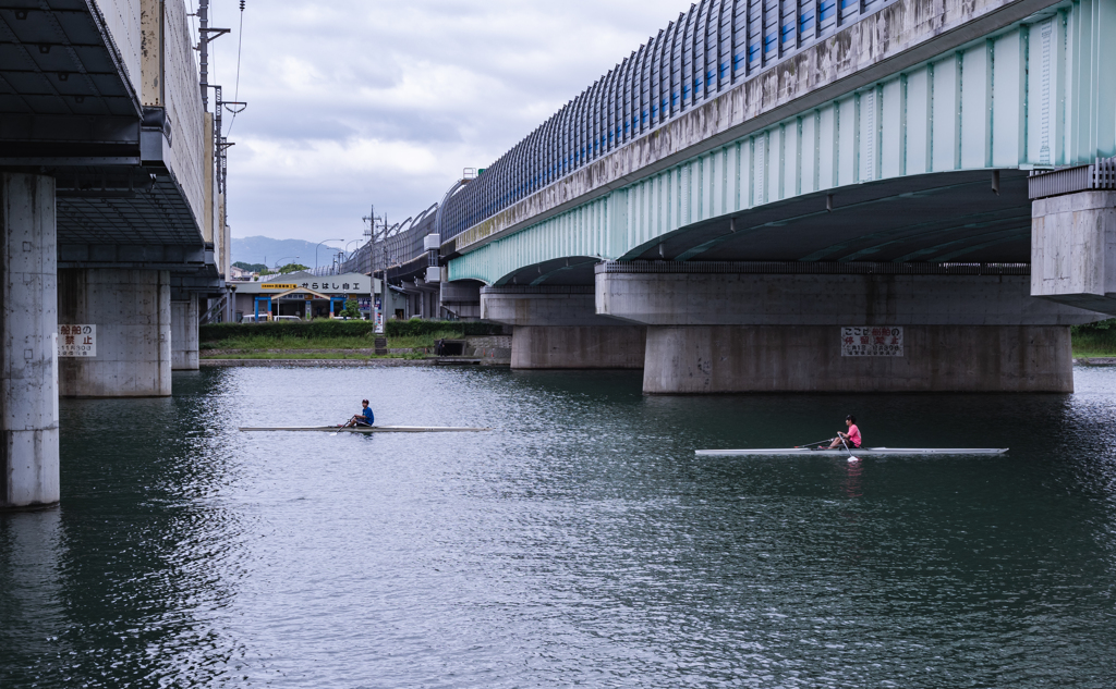 細長ボートの学生さん