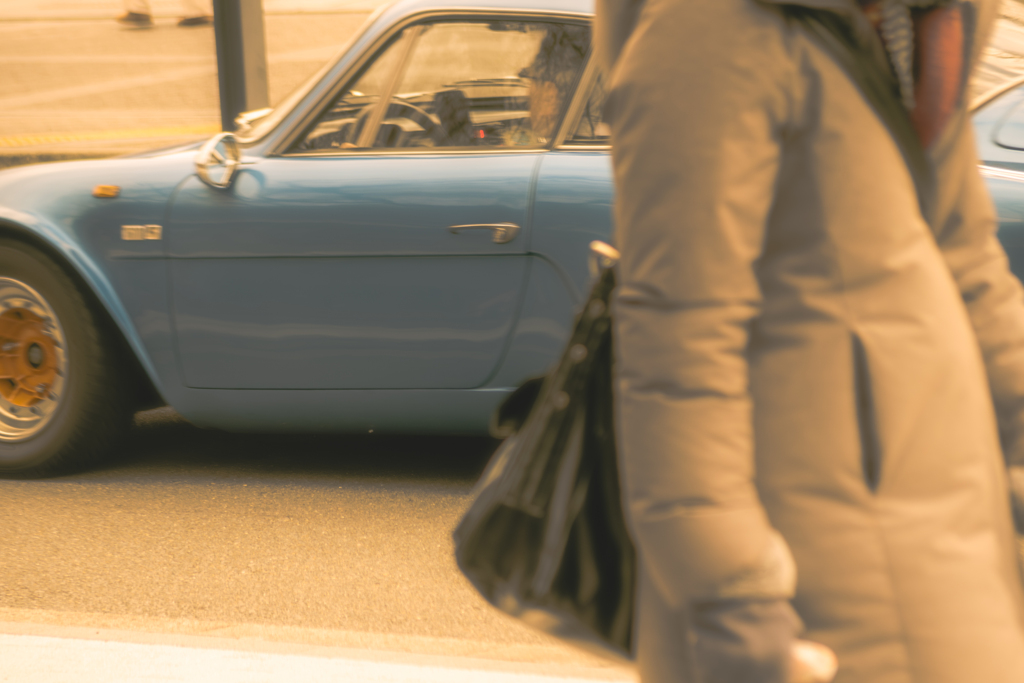 スポーツカーと被る人