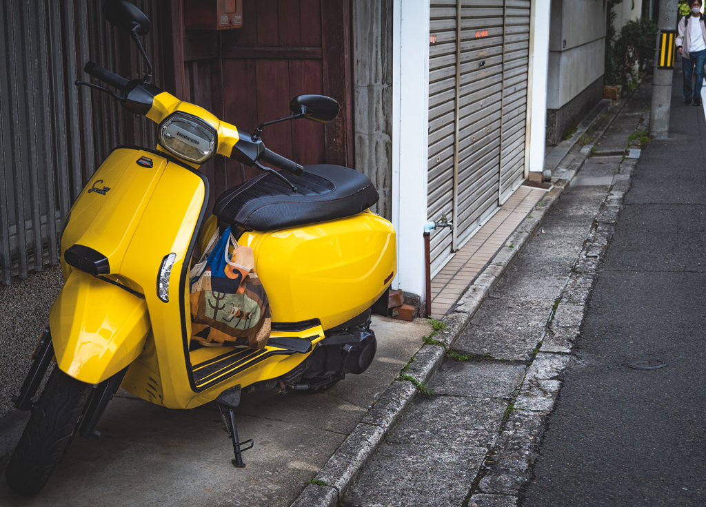 知らんメーカーの黄色いスクーターがかっくい～