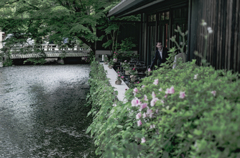 川沿いのテラス席
