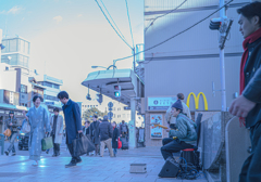 橋の上にストリートミュージシャン