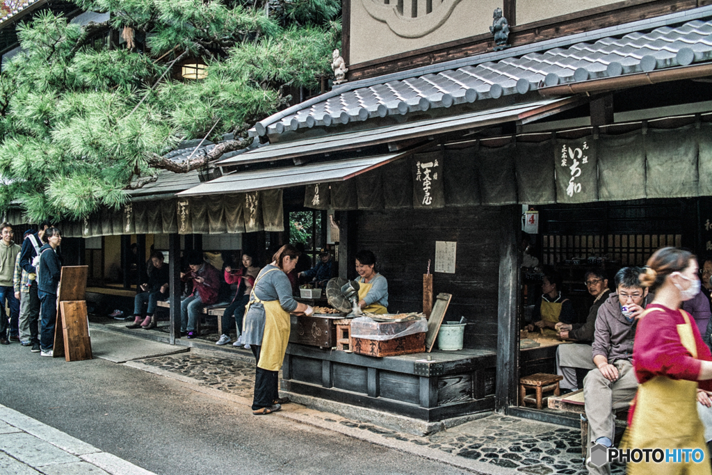 店先で餅を焼くのが味噌