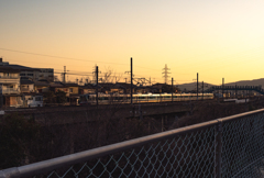 夕陽が電車を照らしとる