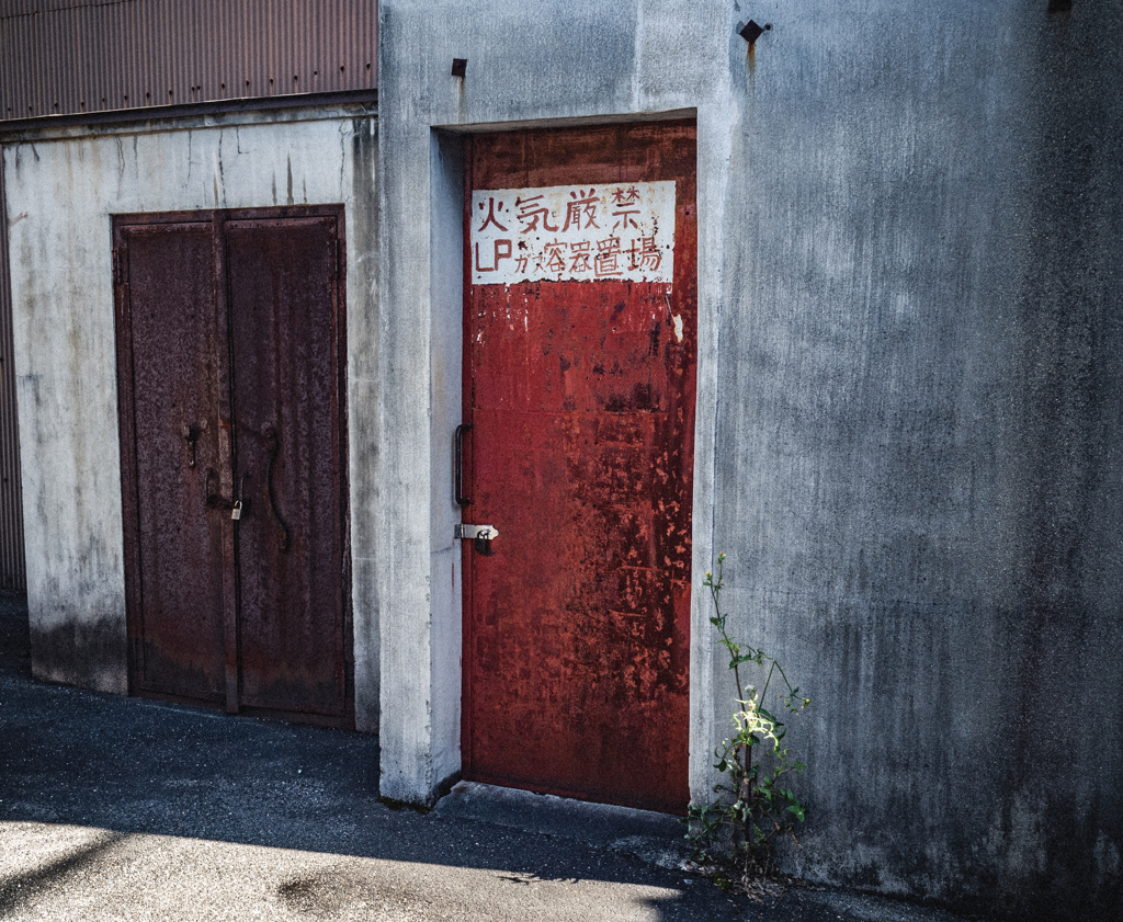 火気厳禁の扉が燃えるような赤