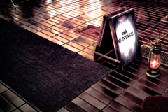 看板とランプお店は地下