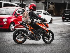 彼のバイクはKTM