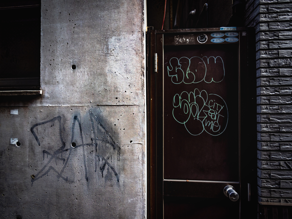 落書きされたドアと壁