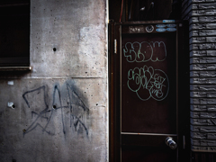 落書きされたドアと壁