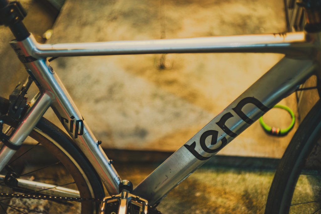 刃物のようなダウンチューブ