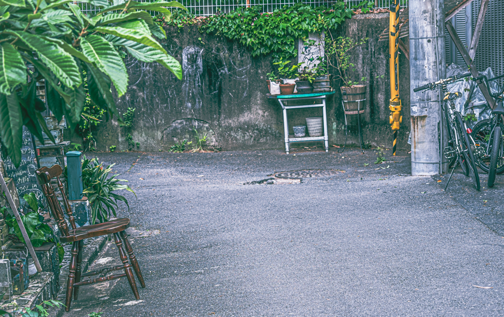 曲がり角にあった椅子