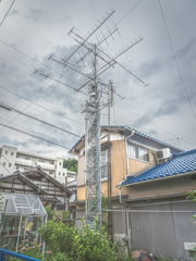 民家のお庭に大きなアンテナ