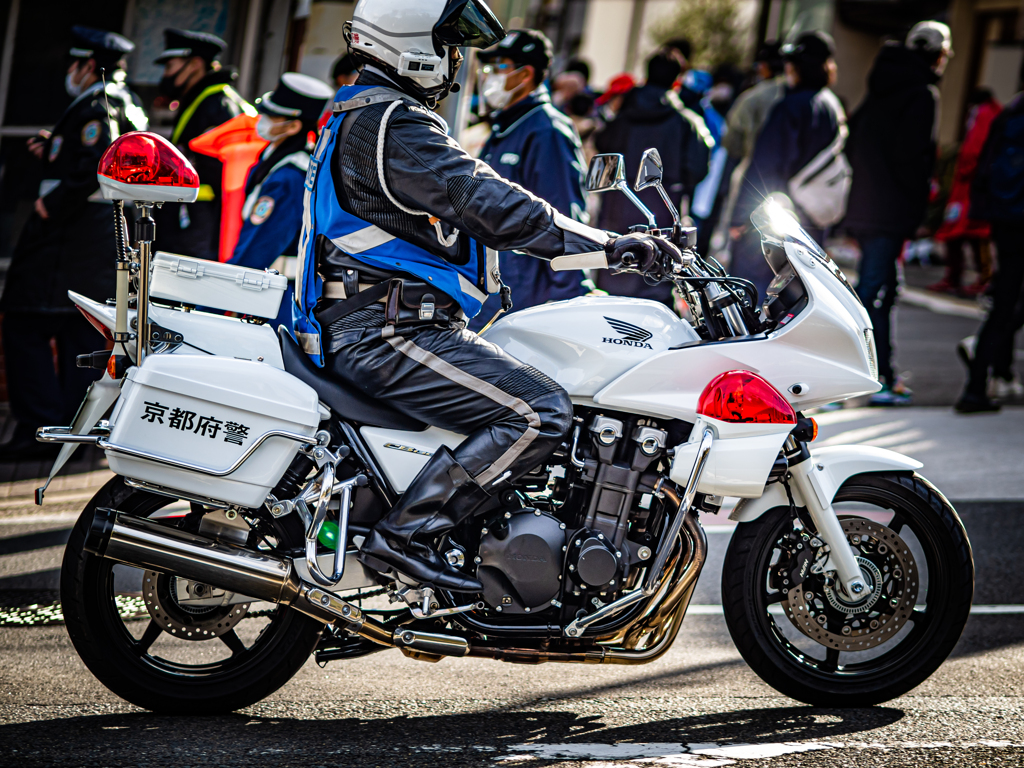駅伝を誘導する白バイ