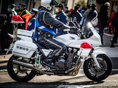 駅伝を誘導する白バイ