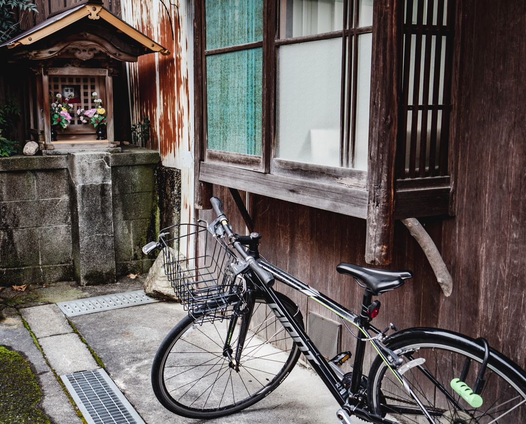 自転車を見張ってくれてるお地蔵さん