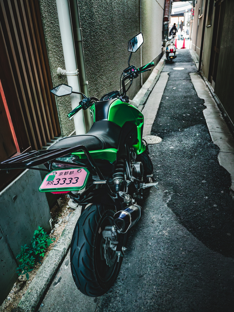 狭い路地に小さなバイク