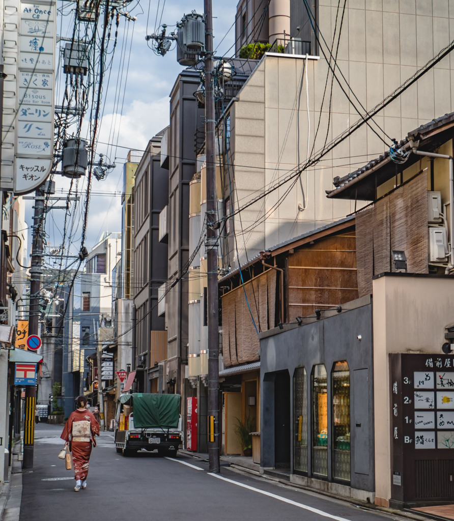 なんか電柱曲がってる