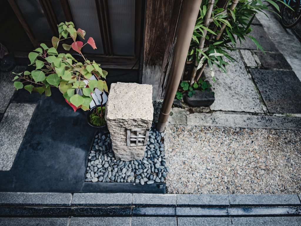 石畳と石灯籠