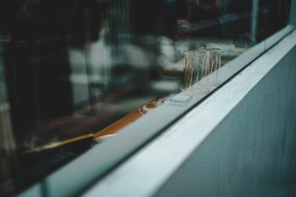 硝子の向こうに綺麗なグラス