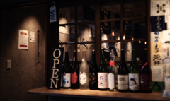 裸電球並ぶ店内