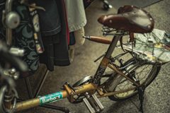 服屋の前に止まってた自転車の荷台にフライパン