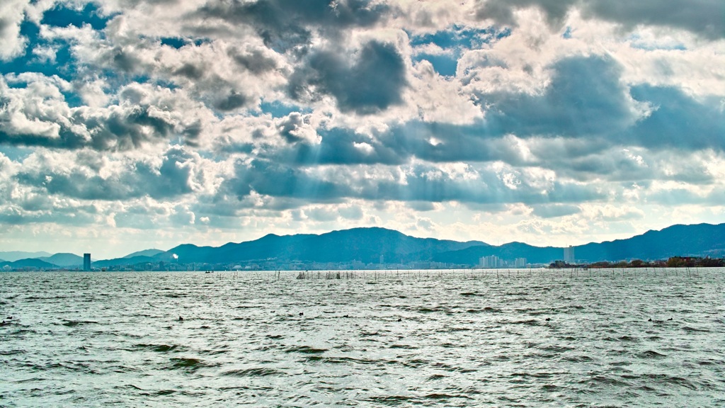 琵琶湖と空と雲