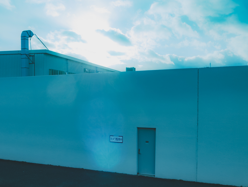 塀にドアがあるよ。　ふ〜ん。