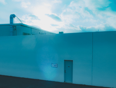 塀にドアがあるよ。　ふ〜ん。