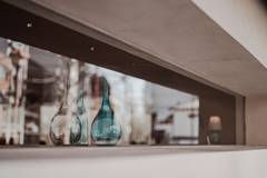 服屋の小窓の硝子の花瓶