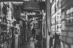 雑居ビルを自転車で行く人