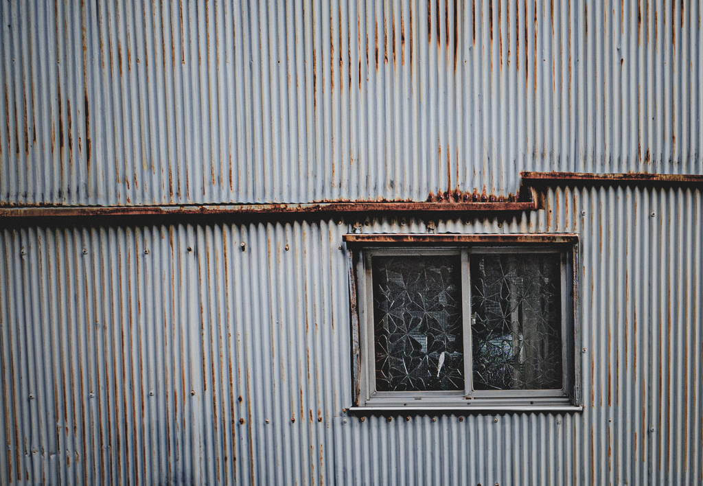 トタンに窓