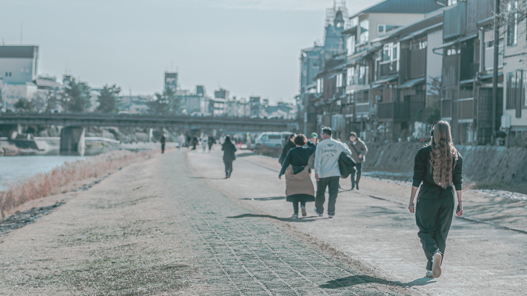 三条から四条へ向かう河川敷