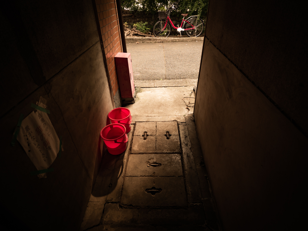 赤いバケツと赤い自転車