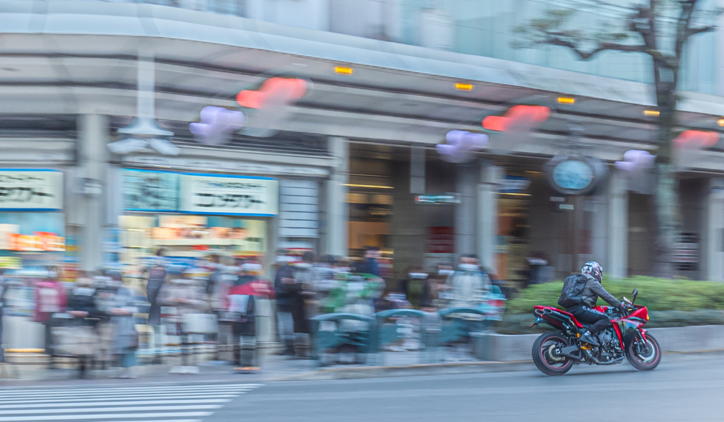 大人になったら赤くて格好いいバイクに乗りたかったことをふと思い出す