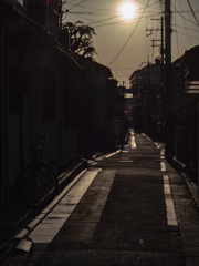 夕日は照らす名もなき道も
