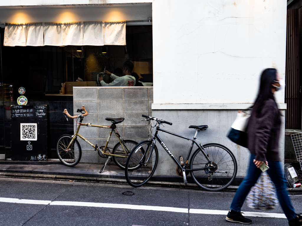自転車、自転車、歩行者。