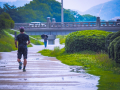 雨でも走る人