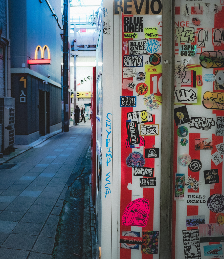 ステッカーに侵食される自販機