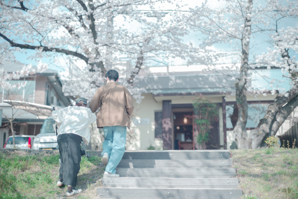 ベビーカー押す若いご夫婦